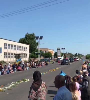 Отримав поранення, несумісні з життям: у Луцькому районі навколішки і з квітами попрощалися із Героєм Миколою Борисюком