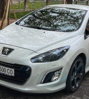 Таких у світі одиниці: в Києві помітили лімітований кабріолет Peugeot за 32 300 євро