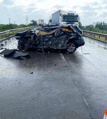 Моторошна аварія на Київщині: легковик в’їхав під вантажівку