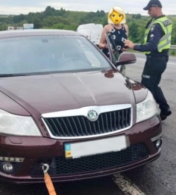 Закарпатські патрульні допомогли водійці, у якої зламалося авто