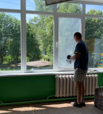 В Ізюмі відновлюють дитсадок, пошкоджений російськими обстрілами 