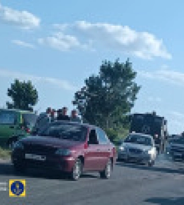 Під окупованим Маріуполем російський паливозаправник протаранив цивільне авто