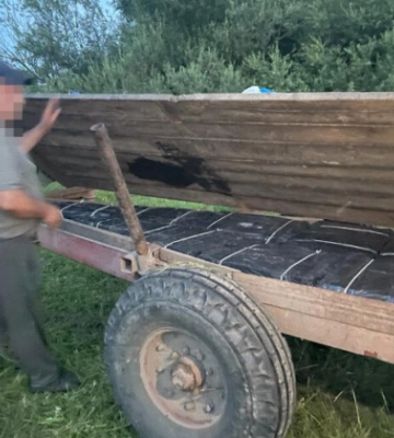 На Волині затримали тракториста з причепом контрабандних цигарок, фото