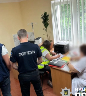 Обещала продолжить инвалидность за 500 долларов: в Черновцах на взятке разоблачили замглавы врачебной консультативной комиссии