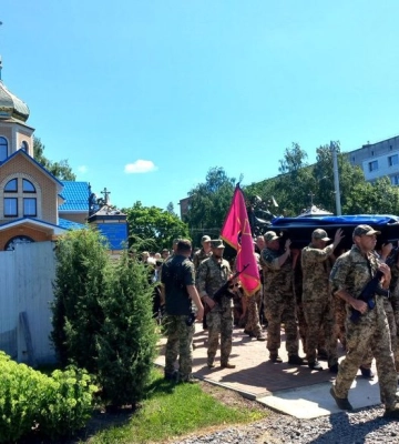 У Сумах попрощалися із загиблим солдатом Олексієм Вознюком