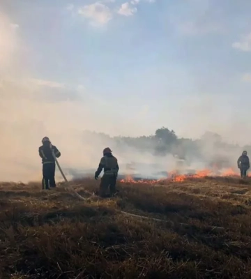 На Дніпропетровщині під час пожежі просто у полі постраждав чоловік, - ДСНС. ФОТО