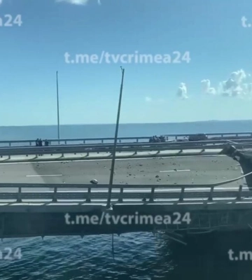 Окупанти запустили рух однією смугою Кримського мосту