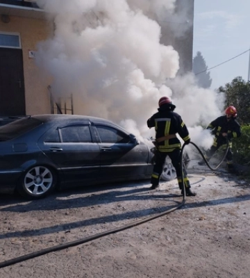 У двох різних куточках Волині одночасно спалахнули автівки 