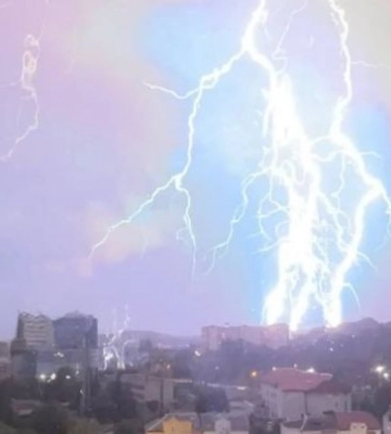 Во Львове молния ударила в трансформатор — видео инцидента