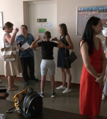 У Луцьку великі черги на медогляд школярів
