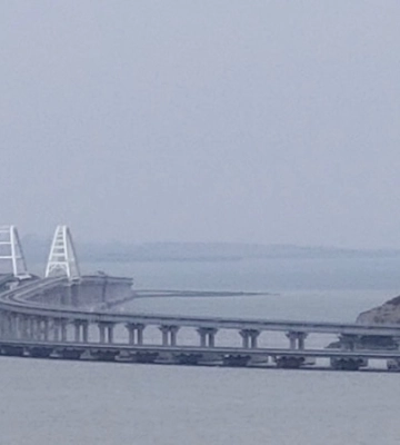 Рух автомобілів Кримським мостом частково відновили: утворилися черги
