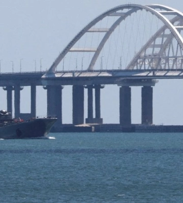 Движение автомобилей по Крымскому мосту частично восстановили: образовались очереди