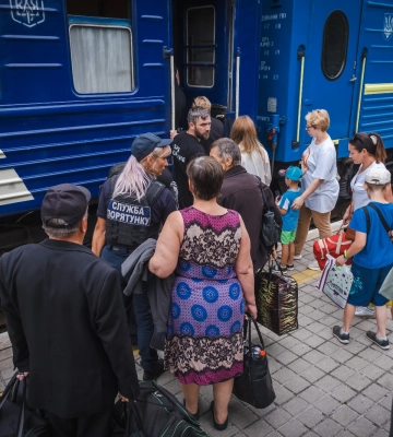 В Донецкой области спасатели помогают с эвакуацией жителям опасных районов