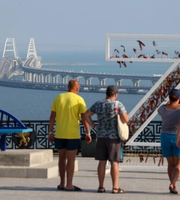 Атака на міст. Росіяни в паніці скасовують тури до Криму