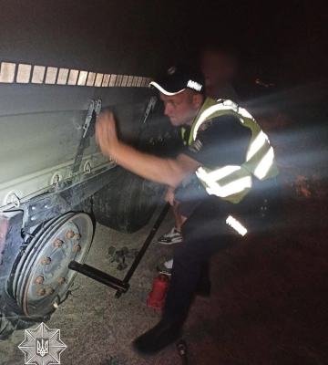 Як водію фури на Рівненщині у темряві гуртом міняли колесо