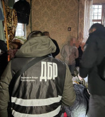 ДБР повідомило підозру “смотрящому”, який організував наркотрафік до Київського СІЗО 