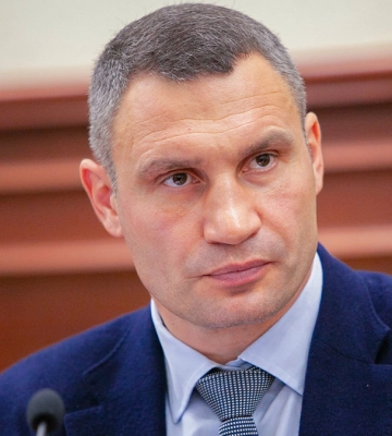 Кличко не будує укриттів, але будує пішохідний міст на Оболоні, тому, що там гарний парк