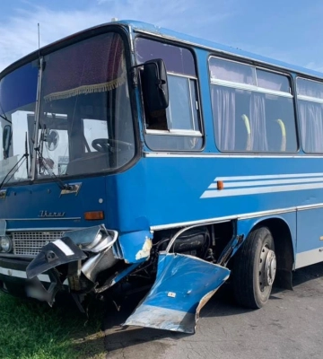 На Полтавщині автобус, який перевозив 40 людей, потрапив у ДТП із легковиком