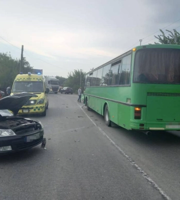 У Безлюдівці потрапив у ДТП пасажирський автобус: є постраждалий 