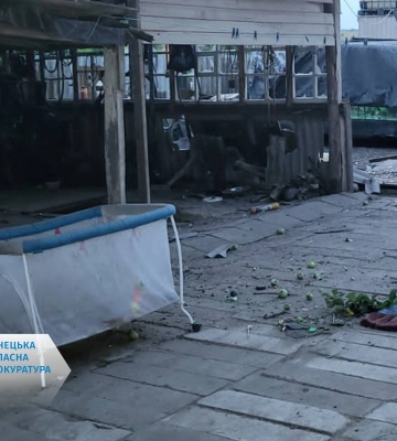 Окупанти з артилерії обстріляли село на Донеччині: поранено п’ять людей, серед них є діти