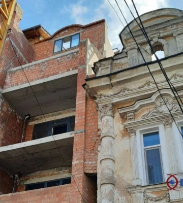 Тріщини на стінах, повело вікна та провалюється підлога: у Миколаєві жителі будинку-пам’ятки архітектури скаржаться на сусіднє&amp;hellip;