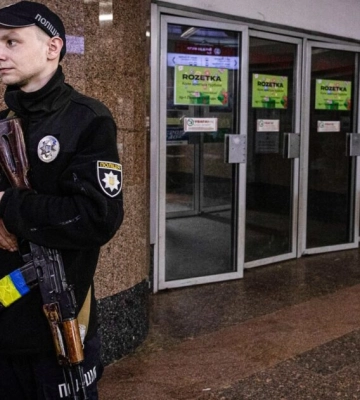 У метро Харкова затримали озброєного чоловіка