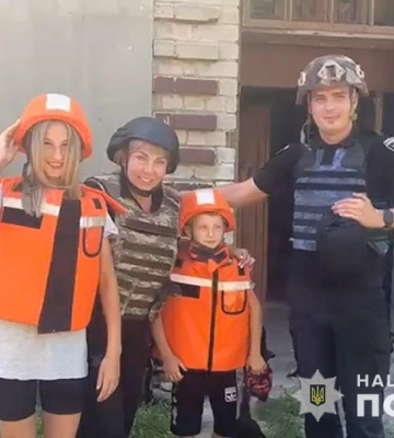 Запорожские полицейские помогли эвакуировать двоих детей из прифронтового поселка