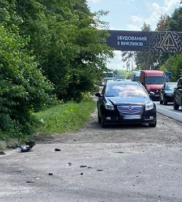 Поблизу Львова зіткнулися автівка та мотоцикл: травмовані водій та пасажир двоколісного