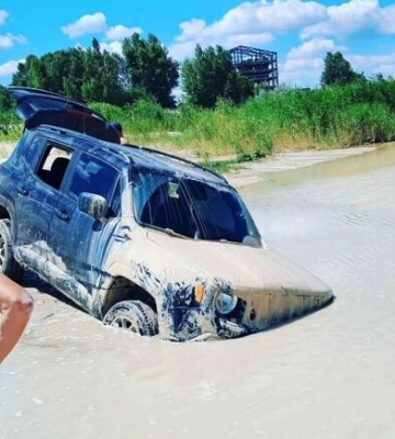 У Дніпропетровській області джип потонув у піску на пляжі