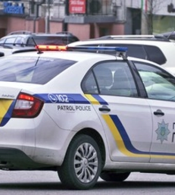 Застряг на даху: патрульні Києва врятували 20-річного любителя пригод