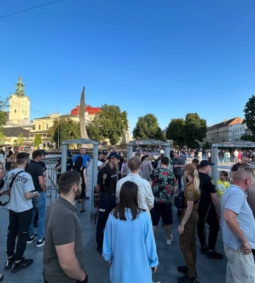 Ожидают выступление Зеленского: во Львове монтируют сцену и собираются люди (фото, видео)