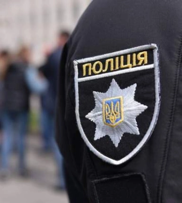 Застрял на крыше: патрульные Киева спасли 20-летнего любителя приключений