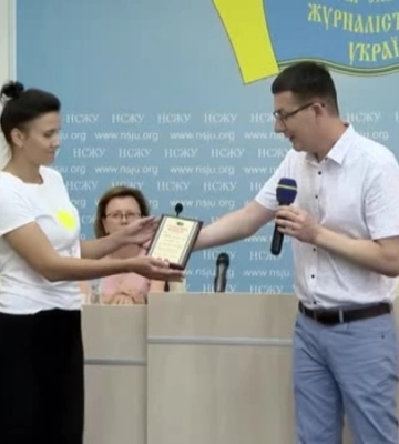 Дружина Владислава Єсипенка отримала диплом про визнання її чоловіка лауреатом Національної премії за захист свободи слова&amp;hellip;