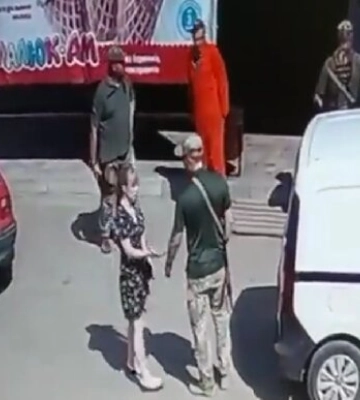 Одесские военные набросились на девушку, которая снимала их работу: отобрали телефон и уехали