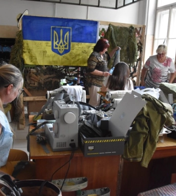 Українські біженки у Польщі плетуть маскувальні сітки та шиють одяг для ЗСУ