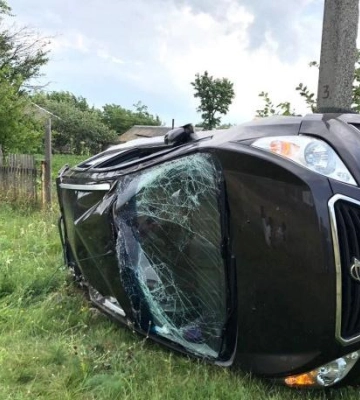 На Полтавщині перекинулось авто: постраждала неповнолітня