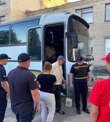 У Рівному рятувальники зустріли евакуаційну групу з психоневрологічного інтернату Кривого Рогу