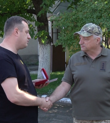 Командира Коломийської тероборони нагородили відзнакою «За бойову звитягу» (відео)