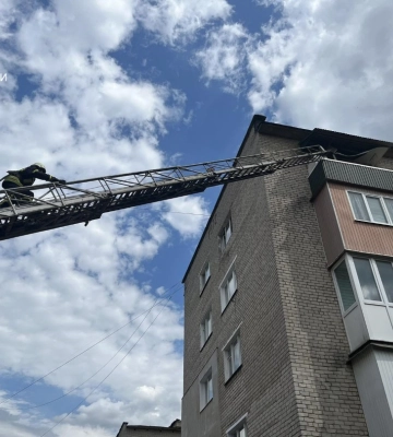 На Волині рятувальники ліквідували пожежу в квартирі п’ятиповерхівки та евакуювали 15 мешканців