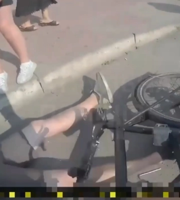 На Рівненщині велосипедист в&#039;їхав у натовп на «зебрі» (ВІДЕО)