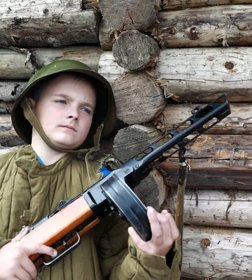 Росіяни вивозять старшокласників з окупованої території у військову академію