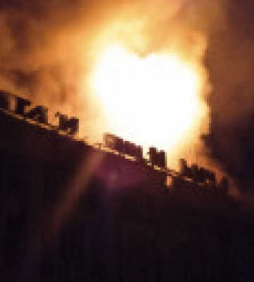 В оккупированном Мариуполе сильный пожар - вспыхнул дворец культуры