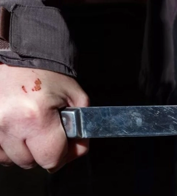 У Києві п’яний чоловік спросоння встромив ніж у ногу сусіду