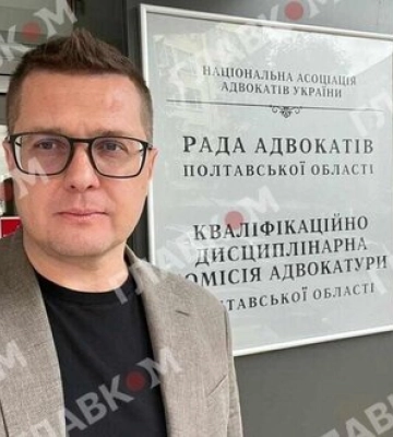 Экс-руководитель СБУ Баканов показал свое удостоверение адвоката. ФОТО Экс-руководитель СБУ Баканов показал свое удостоверение адвоката. ФОТО