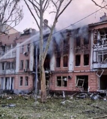 Вирви, пожежі і зруйновані будинки: фото наслідків удару по Миколаєву