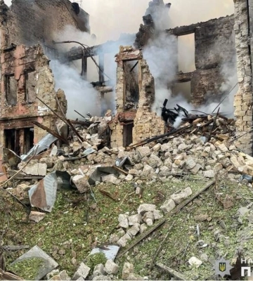 росіяни вдарили по центру Миколаєва, палає 3-поверховий житловий будинок