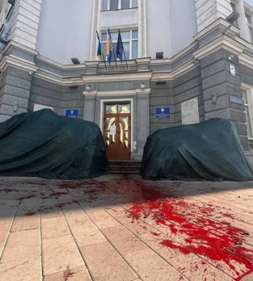 Скандал через благоустрій Житомира: вхід до міськради облито «кровʼю» 