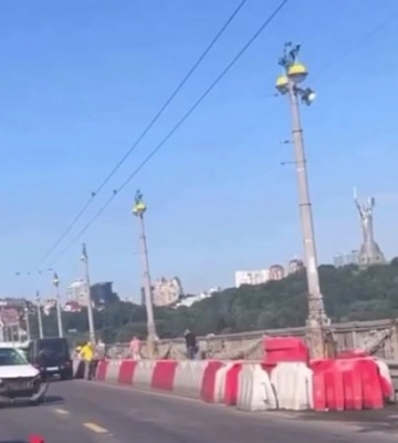 В Киеве на мосту Патона произошло ДТП: образовалась большая пробка, видео