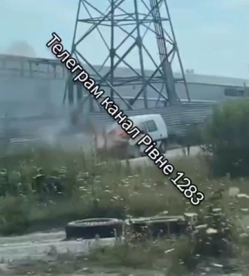 Неподалік Рівного горить авто (ВІДЕО)