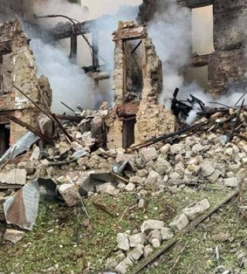 Удар по Миколаєву: з-під завалів витягли тіло першої жертви, 19 поранених